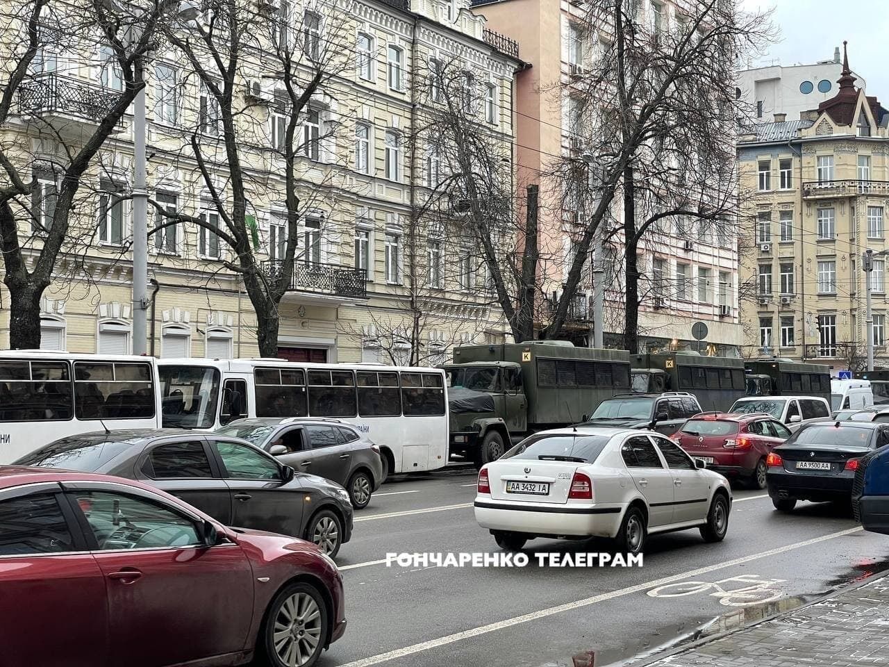 Нардеп Гончаренко опубликовал фото автозаков, якобы следовавших к Печерскому райсуду