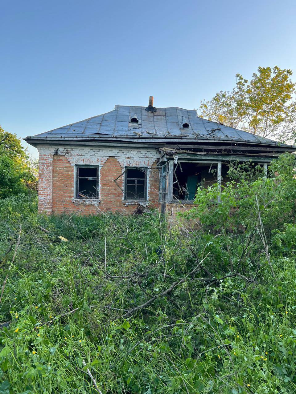 Обломки упали на дом: на Киевщине в результате вражеской атаки пострадала семья с детьми. Фото