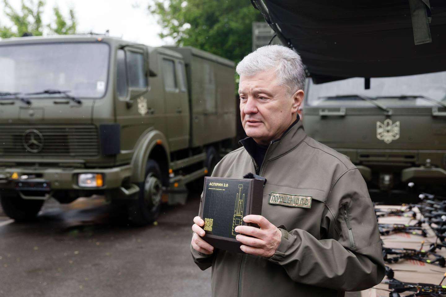 "Отправляемся в 137 поездку на фронт": Порошенко везет защитникам дроны на оптоволокне и детекторы "Аспирин"