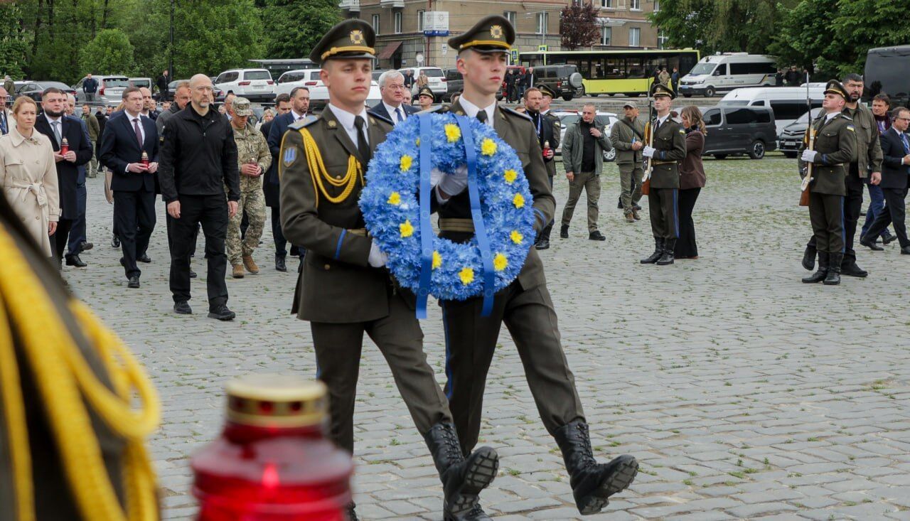 "Відзначаємо День Європи разом з Україною": європейські міністри і дипломати у Львові вшанували пам'ять полеглих українців. Фото