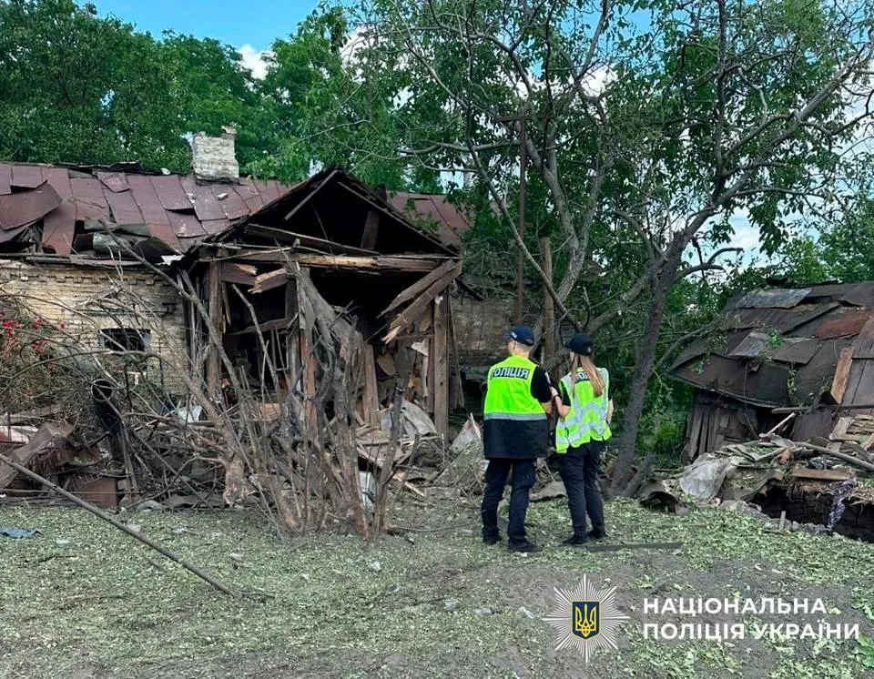 У Києві внаслідок російського обстрілу загинула жінка на Оболоні. Подробиці трагедії та фото