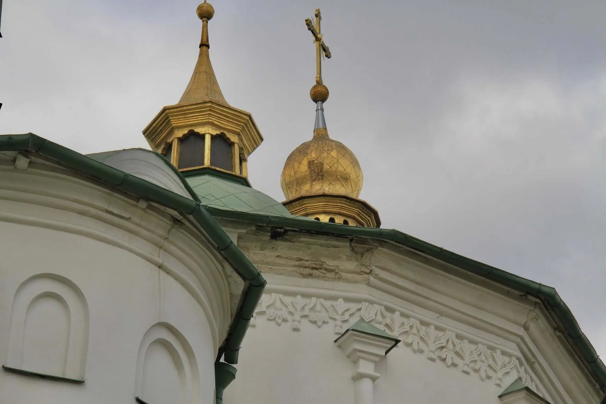 "Сучасне варварство": у Раді церков різко відреагували на пошкодження фасаду Софії Київської