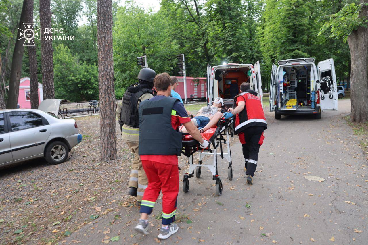 "Очередное зверское убийство": Зеленский сообщил о более 40 пострадавших в Харькове и призвал не игнорировать террор России. Фото и видео