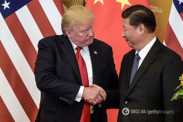 Дональд Трамп и Си Цзиньпин пожимают руки. Иллюстрация перемирие