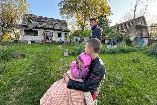 Обломки упали на дом: на Киевщине в результате вражеской атаки пострадала семья с детьми. Фото