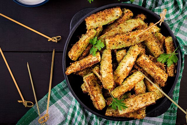 Вкусная закуска 'битые' кабачки за сутки: лучше, чем малосольные огурцы