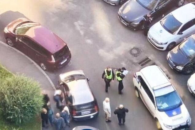 У Києві чоловік випав з вікна будинку на 12 поверсі та загинув. Подробиці трагедії