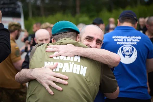 'Наши возвращаются домой': Зеленский заявил о втором этапе возвращения воинов из плена и показал эмоциональные фото защитников