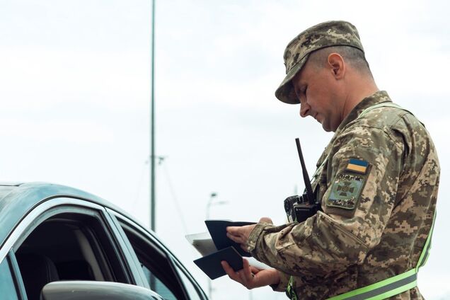 Прикордонники викрили чоловіка на хитрій схемі виїзду за кордон